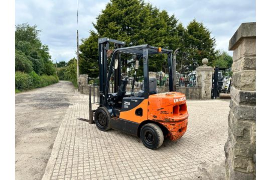 2011 DOOSAN D25S-5 2.5 TON DIESEL FORKLIFT. - Image 4 of 12