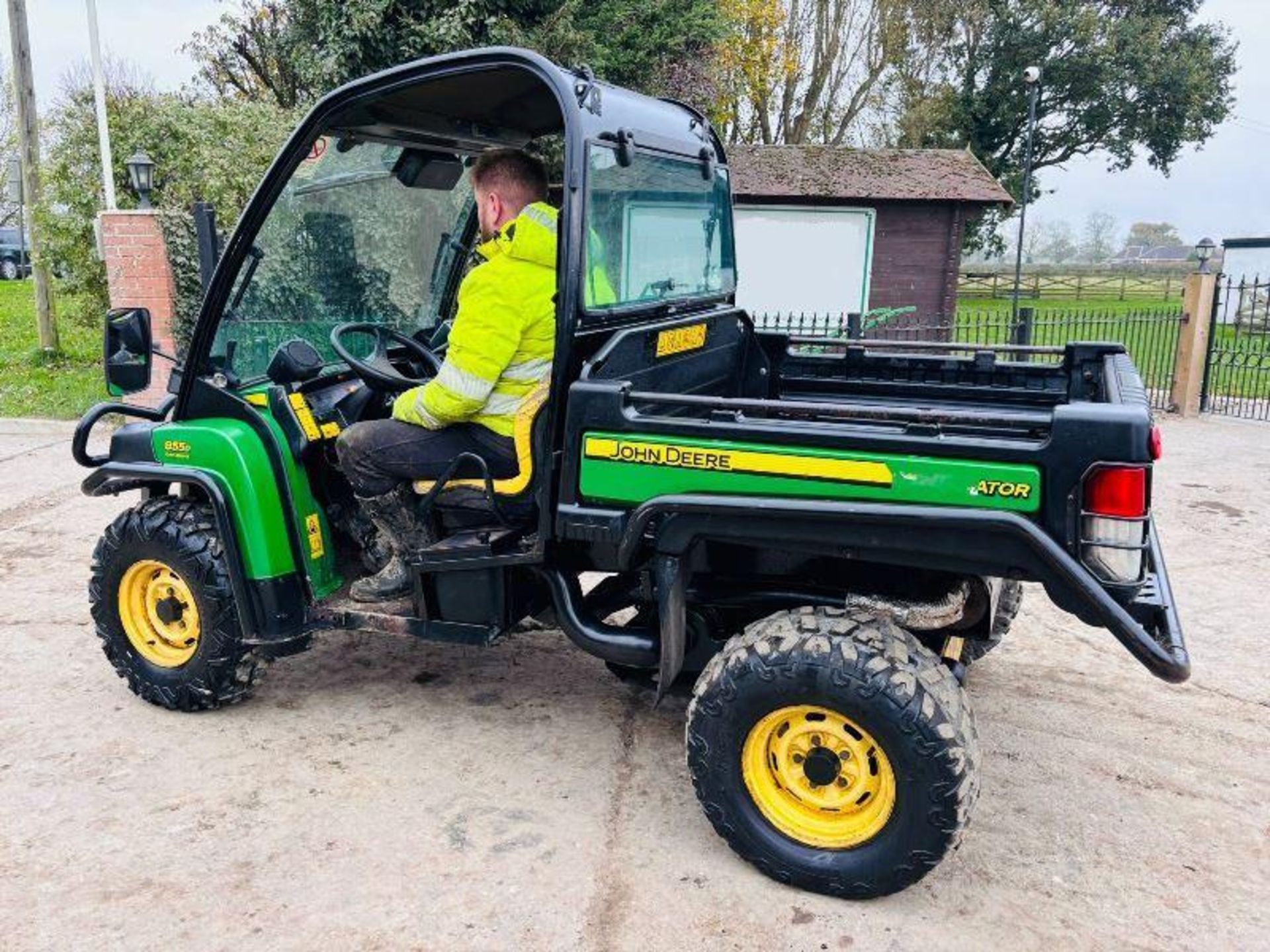 JOHN DEERE 855D 4WD UTV *YEAR 2013* C/W POWER STEERING - Image 4 of 13
