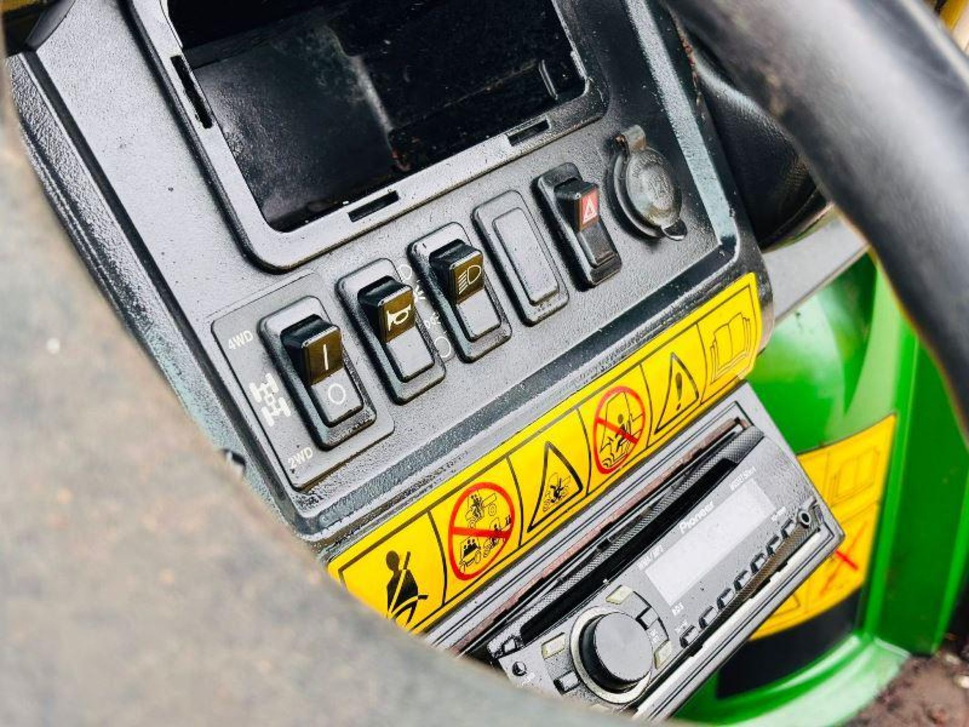 JOHN DEERE 855D 4WD UTV *YEAR 2013* C/W POWER STEERING - Image 7 of 13