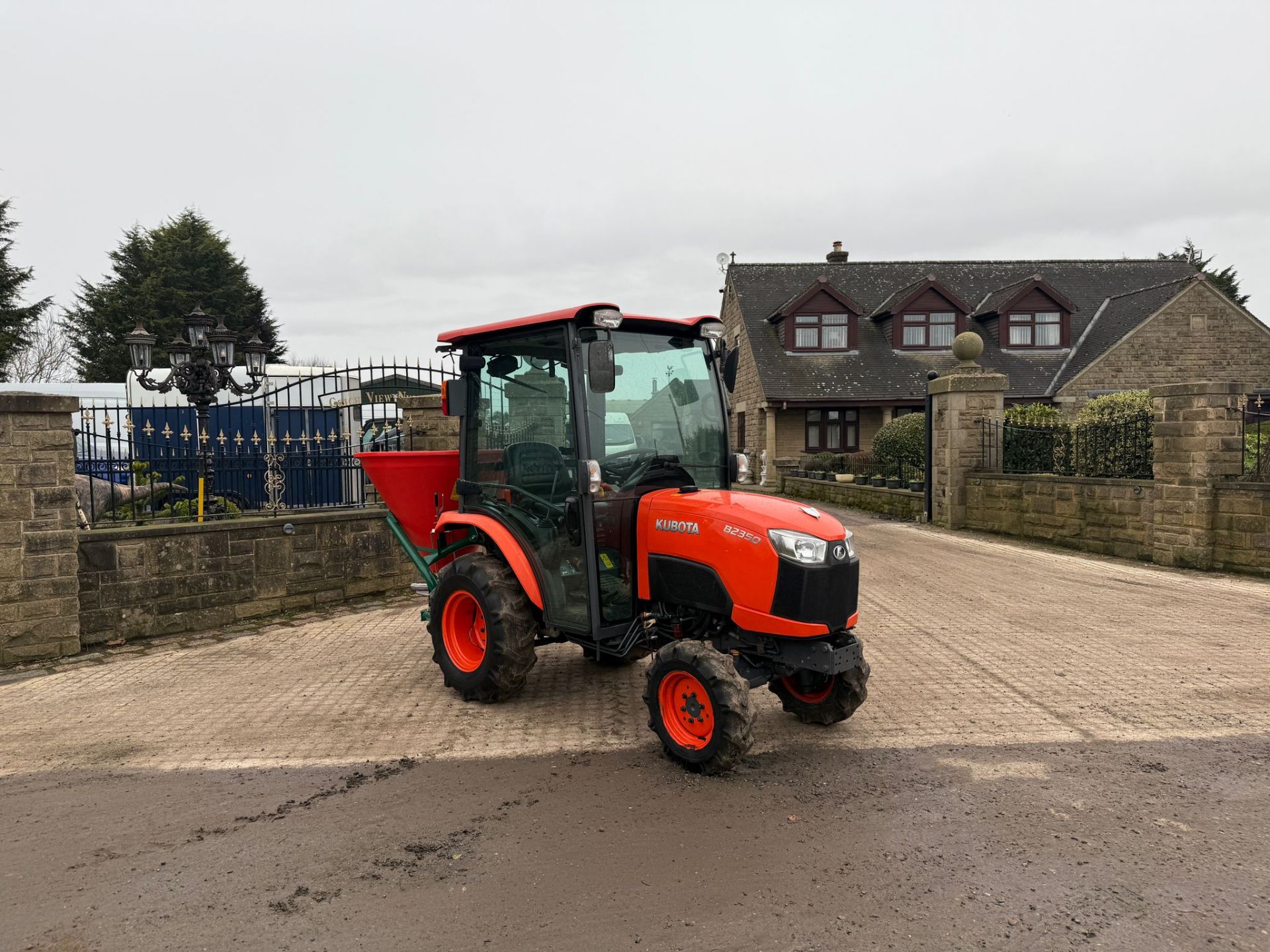 2017/67 KUBOTA B2350 23HP 4WD COMPACT TRACTOR WITH NEW/UNUSED WESSEX FS360 SPREADER - Image 8 of 21