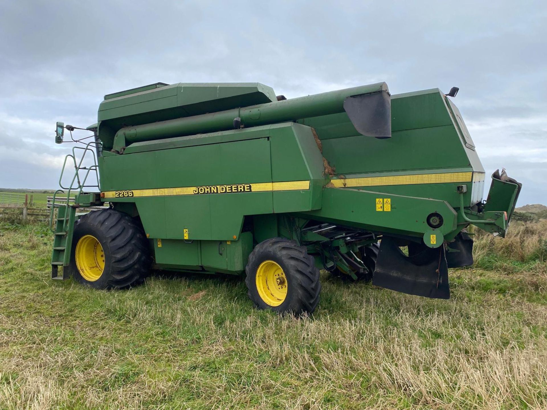 JOHN DEERE 2266 COMBINE HARVESTOR - YEAR 1999 - 2700 HOURS - 22FT HEADER - Image 15 of 15