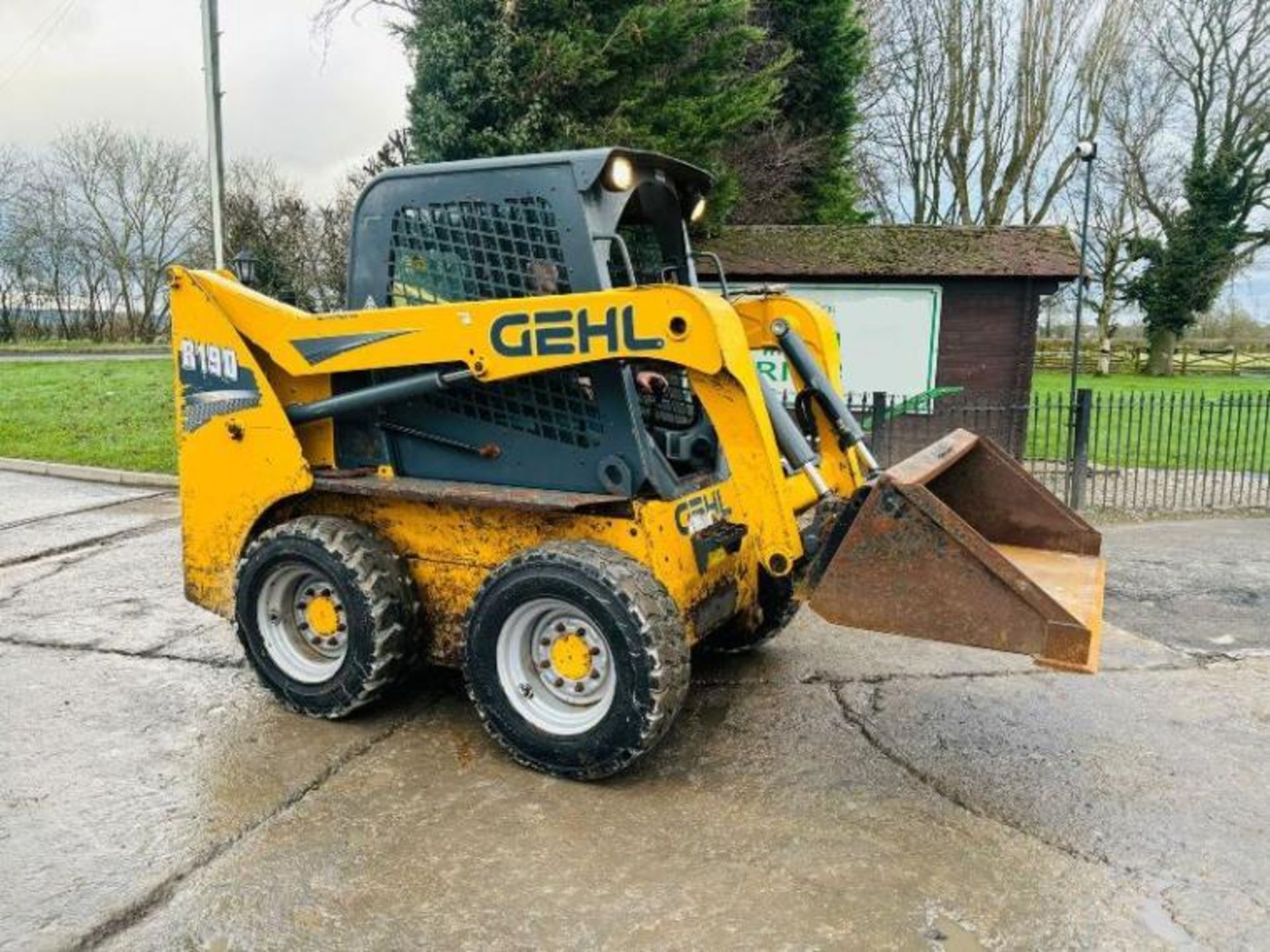 GEHL R190 SKIDSTEER *YEAR 2015* C/W BUCKET