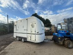 EQUI-TREK SHOWTREK TWIN AXLE HORSE BOX TRAILER