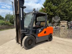 2017 DOOSAN D55C-5 5.5 TON DIESEL FORKLIFT - RUNS AND DRIVES - 6788 HOURS