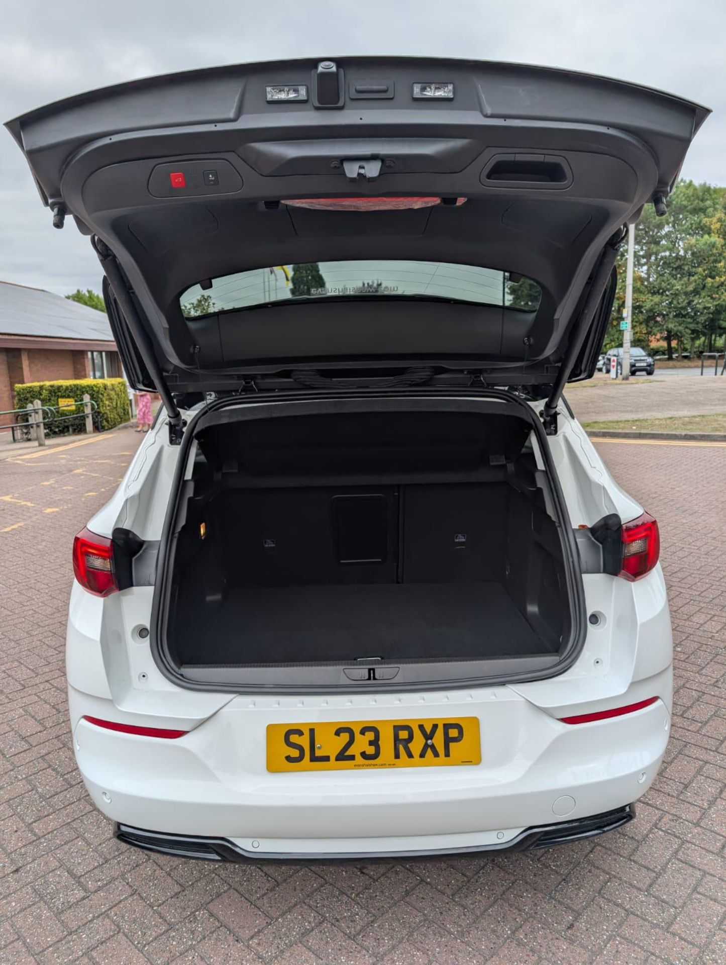 2023 23 VAUXHALL GRANDLAND GSE PHEV AWD AUTO SUV - 12K MILES - ADAPTIVE CRUISE CONTROL - NO VAT - Image 9 of 40