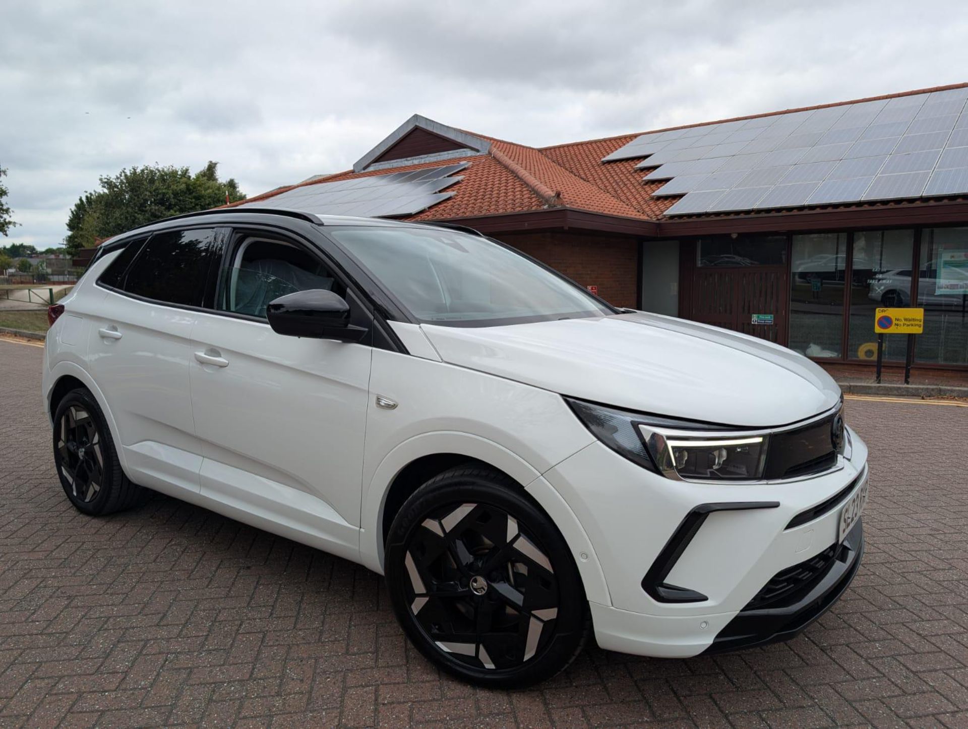 2023 23 VAUXHALL GRANDLAND GSE PHEV AWD AUTO SUV - 12K MILES - ADAPTIVE CRUISE CONTROL - NO VAT - Image 3 of 40