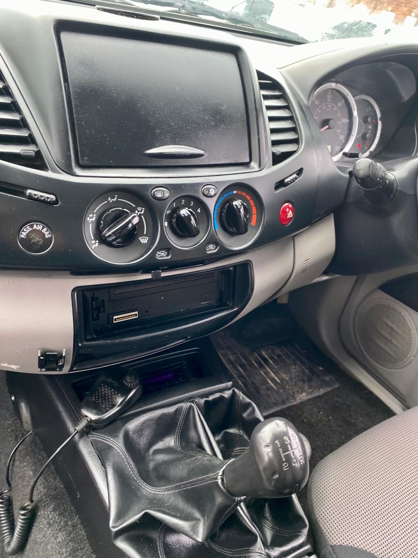 2012 62 MITSUBISHI L200 4LIFE CLUB CAB DI-D 4X4 PICK UP - 129K MILES - AIR CON - TOW BAR - Image 12 of 13