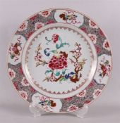 Een porseleinen famille rose schotel, China, Qianlong, 18e eeuw.