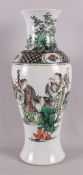 Een balustervormige porseleinen famille verte vaas, China, rond 1800.