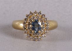 Een 18 krt gouden ring met een ovale facetgeslepen blauwe saffier en briljant.