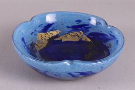 Een gewolkt blauwglazen schaaltje, Frankrijk, Daum-Nancy, ca. 1900.