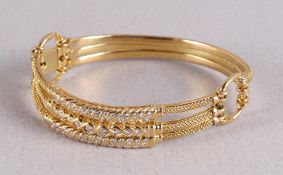 Een 18 krt geelgouden fantasiearmband, bezet met 64 briljantjes.