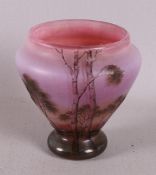 Een paars cameoglazen Art Nouveau vaasje, Frankrijk, Daum-Lorraine, ca. 1900.