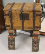 Een houten geldkist met smeedijzeren beslag, 17e/18e eeuw.