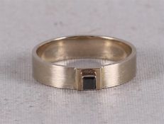 Een 14 krt gepolijst witgouden heren designring 'Pervalidus' met zwarte diamant.