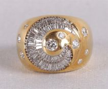 Een 14 krt geelgouden ring, bezet met baquette- en briljantgeslepen diamanten.