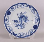 Een blauw/wit porseleinen schotel, China, Qianlong, 19e eeuw.