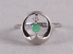 Een 14 krt witgouden vintage designring, bezet met smaragd en briljant.