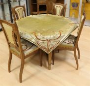 Een Art Nouveau eetkamertafel met stoelen, Frankrijk, rond 1900.