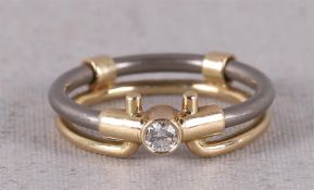 Een 14 krt geelgouden en titanium designring 'Benotto', ontwerp: Joeri Dijkman.