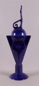 Een blauw geglazuurde bokaal in 'Memphis-stijl',
