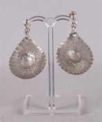 Een paar vintage design oorhangers, Joyce van Bruggen.