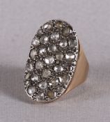 Een 14 krt gouden pavŽ-ring met 30 roosgeslepen diamanten.