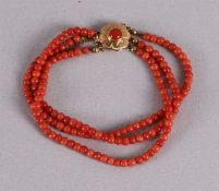 Een 3-rijige armband bloedkoralen met een 14 krt gouden slot.