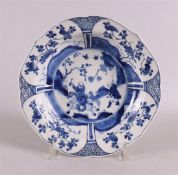 Een blauw/wit porseleinen klapmutskom met gecontourneerde rand, China, Kangxi.