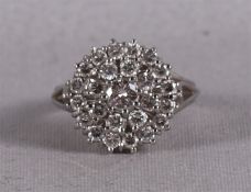 Een 18 krt witgouden entouragering bezet briljantgeslepen diamanten.