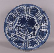 Een blauw/wit porseleinen gecontourneerd schotel, China, Wanli, 16e eeuw.