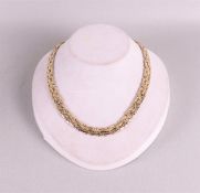 Een 14 krt 585/1000 geelgouden collier, platte schakel.