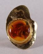 Een 14 krt geelgouden vintage ring bezet met barnsteen, Truus Hackenberg-Buijs