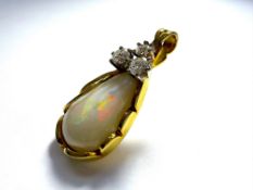 Opal-Anhänger in Tropfenform 585 Gelbgold, Weißgold, drei Brillanten, Handarbeit