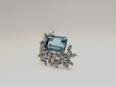 KERN-Brosche 750 Weißgold, Aquamarin ca. 9 ct und Brillanten, Handarbeit