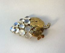 Mondstein-Anhänger in Form einer Weintrauben-Rebe 750 Gelbgold, zehn Mondsteine, vier Brillanten