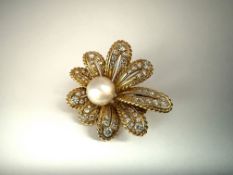 Perl- Blumen- Brosche 750 Gelbgold, Brillanten und Diamanten Pavé, um 1930