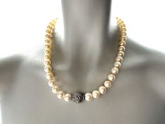 Akoya-Perlenkette mit Brillant- Pavé-Schließe 750 Weißgold, Signatur 1043 AL, Italien