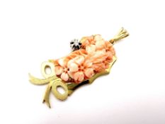 Engelshaut Korallen-Blumenstrauß-Anhänger 750 Gelbgold, Weißgold, Altschliffbrillant