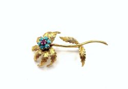 Kunstvolle Blumen-Brosche 750 Gelbgold, roter Farbstein, sechs Türkise