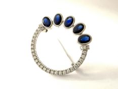 Brosche 750 Weißgold, fünf Saphire ca. 3,00 ct., Brillanten ca. 0,50 ct.