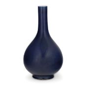 GRANDE E RARO VASO A FORMA DI PERA IN PORCELLANA SMALTATO IN BLU-COBALTO, CINA, DINASTIA QING,