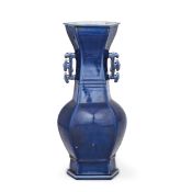 GRANDE VASO A BALAUSTRO ESAGONALE IN PORCELLANA SMALTATA IN BLU, CINA, DINASTIA QING, XIX SECOLO