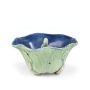 COPPA DA VINO A SORPRESA IN PORCELLANA SMALTATA CELADON, CINA, DINASTIA QING, EPOCA KANGXI