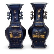 COPPIA DI BEI VASI A BALAUSTRO ESAGONALI IN PORCELLANA SMALTATA IN BLU CON DECORO IN ORO, CINA,