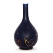 GRANDE E RARO VASO A BOTTIGLIA IN PORCELLANA SMALTATO DI BLU CON TRACCE DI DORATURA A FREDDO