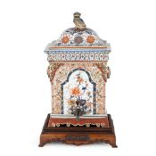 RARA CISTERNA E COPERCHIO IN PORCELLANA SMALTATA IMARI, CINA, DINASTIA QING, EPOCA KANGXI