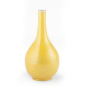 RARO VASO A BOTTIGLIA IN PORCELLANA SMALTATA GIALLA, CINA, DINASTIA QING, MARCHIO A SIGILLO