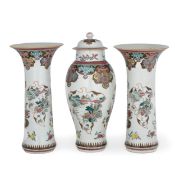 GARNITURE SPOSATA IN PORCELLANA FAMIGLIA ROSA, CINA, EPOCA YONGZHENG INIZIO QIANLONG (1723-1795)