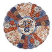 RARO E GRANDE PIATTO LOBATO IN PORCELLANA IMARI, GIAPPONE, XVIII-XIX SECOLO